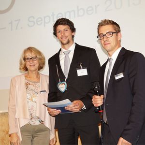 Tim Christian Thurn (Mitte) belegte mit seinem Vortrag "Analytisches Modell des Laserstrahlschneidens von Kohlenstofffaser-Halbzeugen" den ersten Platz beim DVS-Studentenkongress.