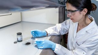 Mit dem Referenzmaterial kann eine Weiterentwicklung der Lithium-Akkus erfolgen sowie deren Qualität gesichert und Recyclingverfahren verbessert werden. (Bild: Bundesanstalt für Materialforschung und -prüfung)