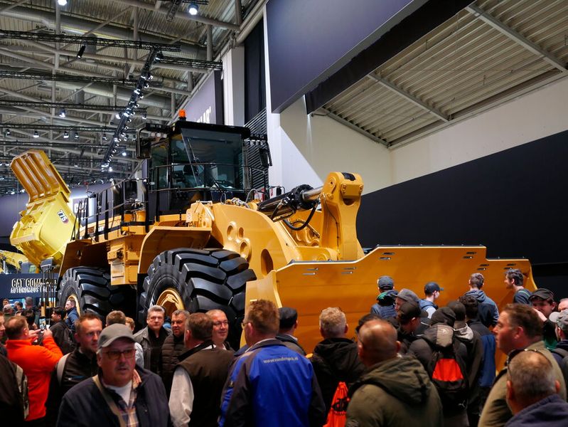 Ein alter Bekannter: Der Caterpillar Radlader 992 war schon während der vergangenen Bauma ein Besuchermagnet. Das Unternehmen brachte das 105 Tonnen schwere Gerät deshalb auch in diesem Jahr wieder mit nach München. (Bild: Sandro Kipar/VCG)