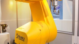 Auf der Composites Europe 2012 wurde der Fräsroboter als Komplettlösung für die mechanische CFK-Bearbeitung präsentiert. (Bild: Stäubli)