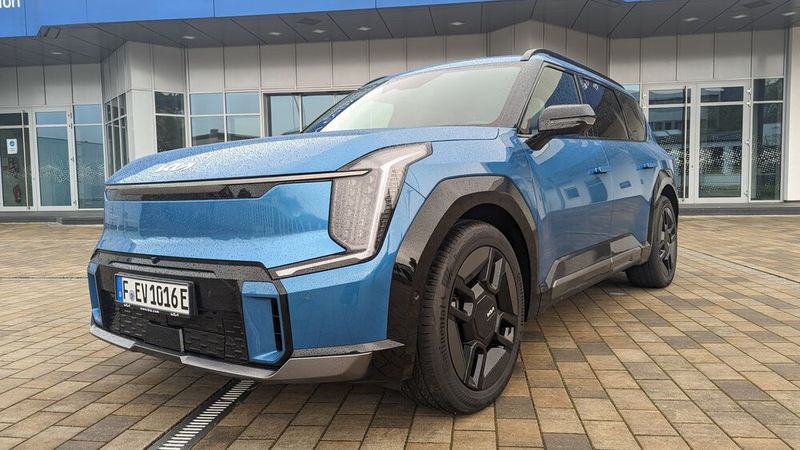 Ein Fahrwerk mit variabel übersetzter Lenkung, aber ohne elektronisch adaptive Dämpfer hält den 2,5-Tonner sicher in der Spur. Den Kompromiss zwischen Fahrstabilität und Federungskomfort kann man als gelungen bezeichnen: Starke Wankbewegungen sind auch dank der schweren, tief eingebauten Batterie (Masse: fast 567 Kilogramm) nicht spürbar, wobei wohl niemand den EV 9 als Sportwagen verstehen wird. Dabei sind die Fahrleistungen trotzdem beachtlich. Die beim Allrad zwei Motoren mobilisieren zusammen 283 kW/385 PS und knüppeln den Riesen in nur 5,3 Sekunden von 0 auf 100 km/h (Werksangabe).  (Bild: Dominsky – VCG)