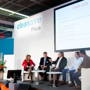 Lebhafte Debatte auf der Podiumsdiskussion der Cleanzone (v.l.nr.): Diskussionsleitung Anke Geipel-Kern (Stellvertretende Chefredakteurin PharmaTEC), Jürgen Blattner (BSR Ingenieur-Büro), Prof. Gernod Dittel (Dittel Engineering), Carsten Moschner (Dastex), Thomas Wollstein (VDI).