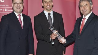 Clemens Launer erhält für das Startup iNDTact aus Würzburg den Bayerischen Gründerpreis 2015. (iNDTact)