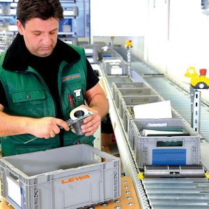 Durch die spezielle Anlagenkonzeption verschmelzen Materialfluss und Wareneingangskontrolle zu einem Arbeitsgang.