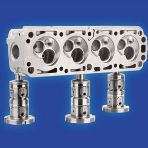 Die Säulen des 5-Achs-Modulsystems von Kipp gewährleisten idealen Zugang von allen Seiten.(Bild:  Kipp)