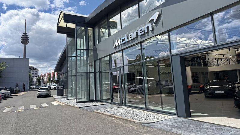 Neuer Schauraum für McLaren in Nürnberg: Die Feser-Graf-Gruppe hat mit der umgebauten Immobilie ihr Luxus- und Sportwagenzentrum an der Nopitschstraße in Nürnberg komplettiert. Vertreten sind dort auch Bentley und Lamborghini.(Bild:  Achter – VCG)