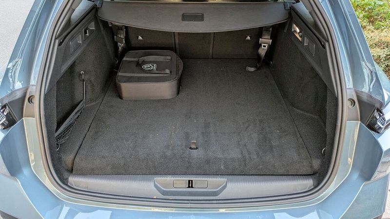 9. der Kofferraum: Es ist ein Kombi, da sei es erlaubt, ein paar mehr Worte über den Kofferraum zu verlieren als über das dynamische Fahrverhalten. Der PHEV verfügt mit 467 bis 1.402 Litern über das kleinste Volumen aller Antriebsvarianten – klar angesichts der Tatsache, dass Batterie UND Tank untergebracht werden müssen. Und auch das Ladekabel. (Bild: Rosenow – VCG)