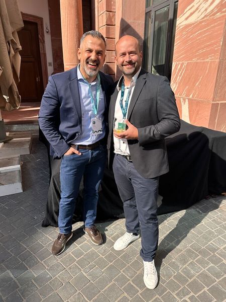 Wie zwei Sonnenkinder lachen (l.) Ünal Özcan (Cyberport) und Sascha Morbitzer (bluechip). (Bild: Vogel IT-Medien )