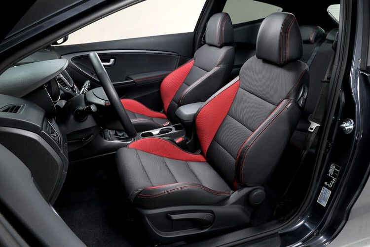 ... und die schwarz-roten Sportsitze weisen auf das Topmodell hin. (Foto: Hyundai)