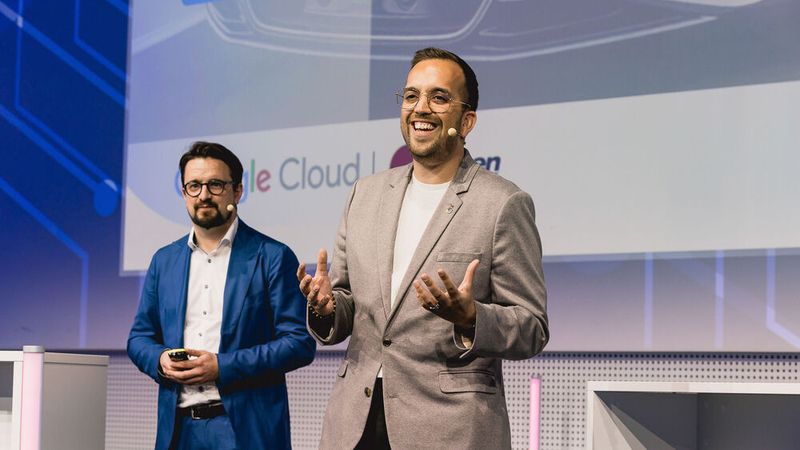 Johannes Marx (links), Geschäftsführer der Jepsen Autogruppe, und David Morgan Mahto von Google Deutschland gaben einen Überblick über die gemeinsame Entwicklung eines KI-gestützten Voicebots, der Jepsen bei der Terminvereinbarung unterstützt. Mit dem Projekt sicherte sich Jepsen den Gesamtsieg beim Automotive Business Award, Kategorie Service. (Stefan Bausewein)