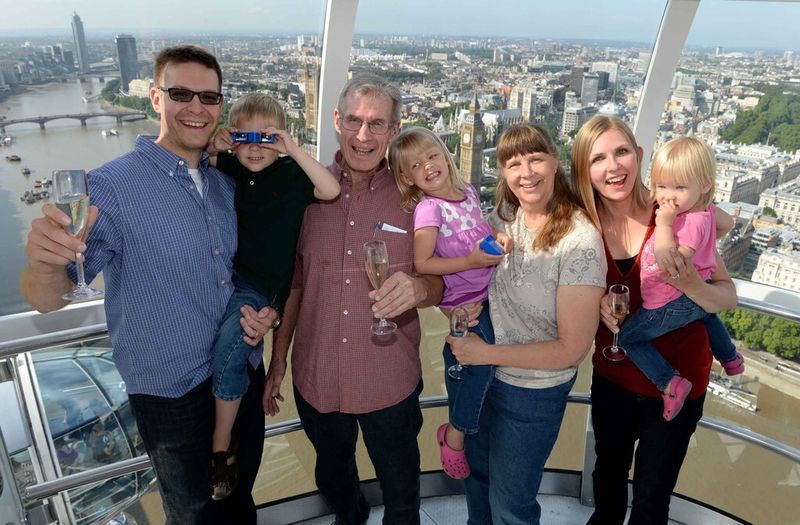 Das EDF Energy London Eye hieß den 50millionsten Besucher willkommen: die Familie Anderson Family, die mit Champagner auf das Ereignis anstieß. (Bild: EDF Energy London Eye)