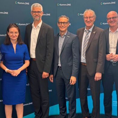 Der Komm.ONE-Verwaltungsrat (v. l.): Ralf Broß, geschäftsführendes Vorstandsmitglied des Städtetags Baden-Württemberg; Ronja Kemmer, Chief Digital Officerin des Landes Baden-Württemberg; Alexander Heinrich, Mitglied des Vorstands der Komm.ONE ab dem 01.01.2027; William Schmitt, Vorstandsvorsitzender der Komm.ONE; Landrat Roland Bernhard, Verbandsvorsitzender des Zweckverbands 4IT und Verwaltungsratsvorsitzender der Komm.ONE; Prof. Dr. Alexis von Komorowski, Hauptgeschäftsführer des Landkreistages Baden-Württemberg; Heidi Schmid, Dezernentin des Gemeindetags Baden-Württemberg. (Bild: Komm.ONE)