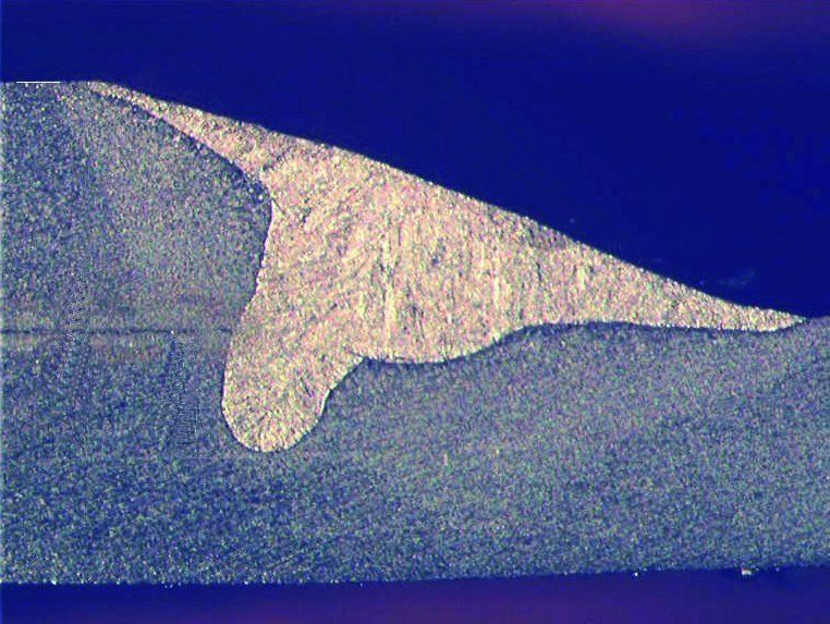 Bild 4: Kehlnaht am Überlappstoß von zwei 2 mm dicken Blechen (links ist die Fuge zwischen beiden Blechen erkennbar) eines Behälters. (Archiv: Vogel Business Media)