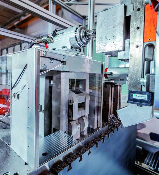 Bild 3: Die am Fraunhofer IPA entwickelte Ausgleichsaktorik hat eine Bandbreite von mehr als 60 Hz in allen drei Achsen – das reicht aus, um die Eigenschwingungen des Roboters zu kompensieren. (Bild: Fraunhofer IPA)