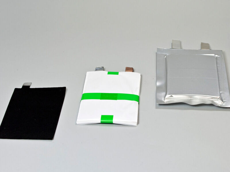 Aufbau von Pouchzellen in drei Stufen: Die Zellen werden durch Stapeln von Einzellagen aus Elektroden und Separatoren assembliert. Das ermöglicht industrienahe Materialtests für verschiedenste Zellsysteme. (Fraunhofer IWS)