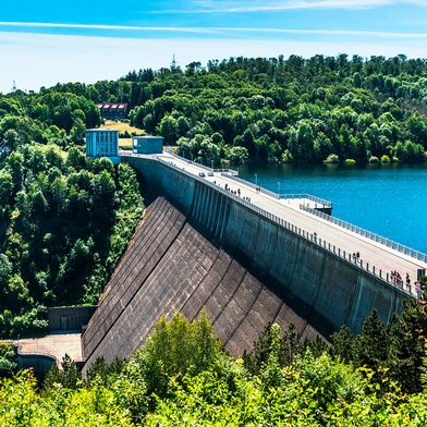 Die Rappbode-Talsperre im Harz ist ein „historisches Wahrzeichen der Ingenieurbaukunst in Deutschland“. (Bild: 2023 Daniela Baumann/Shutterstock)