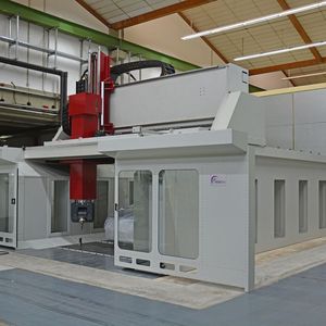 Die neue 5-Achs-Hochportal-Fräsmaschine Mattec 65-35-40 high bei Edag in Fulda: von Sirtec konzipiert für das dynamische Komplettbearbeiten/Schlichten von 1:1-Fahrzeugmodellen an bis zu sechs Seiten im bedienerlosen Betrieb.