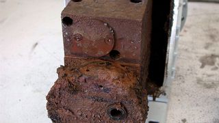 Durch unsachge-
mäßen Betrieb und 
schlechte Wartung 
können Vakuum-
pumpen schwer be-
schädigt werden. (Pfeiffer Vacuum)