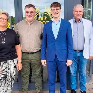 Im Autohaus Gerds in Grimmen tauschten sich Vertreter des Kfz-Verbandes, darunter Geschäftsführerin Reneé Werner (Mecklenburg-Vorpommern, 2. v. l.), mit dem Bundestagsabgeordneten Georg Günther (4. v. l.) über aktuelle politische und wirtschaftliche Themen des Kfz-Gewerbes aus. (Bild:  Kfz-Gewerbe Schleswig-Holstein)