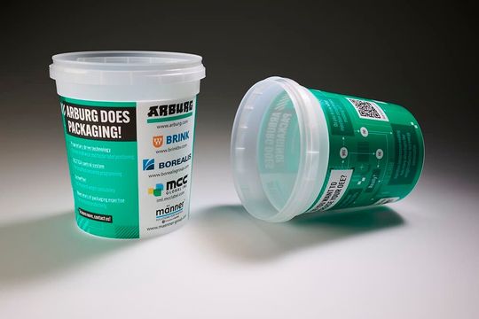 Überzeugungsarbeit! Diese Kunststoffbecher wurden mit hoher Materialeffizienz auf einer vollelektrischen Allrounder-Spritzgießmaschine von Arburg auf der K 2025 gefertigt. Diese Demonstration führte nun zu einer Netzwerkpartnerschaft mit der TWPA aus der Schweiz ...(Bild:  Arburg)
