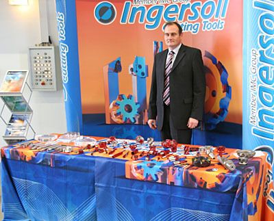 Ingersoll-Verkaufsprofi Jochen Cramer präsentierte unter anderem einen neuen Tangentialfräskopf sowie einen Highspeed-Fräser mit 160 mm Durchmesser. (Archiv: Vogel Business Media)