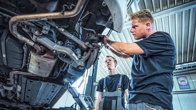 Fachkräfte halten und neue gewinnen: Mit einer eigenen Strategie plant das Kfz-Gewerbe die Lücke von mindestens 10.000 Fachkräften in den Kfz-Betrieben innerhalb der nächsten Jahre zu schließen.(Bild:  Promotor)