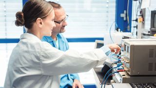 Am Prüfstand: Mitarbeiter erfassen die Messdaten des Prüflings und die Kollegen können weltweit auf die Ergebnisse zugreifen und sie diskutieren. (Bild: ©Kzenon - stock.adobe.com)