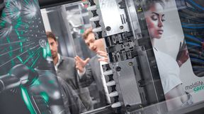 Auf der Fakuma wird der elektrische Allrounder 570 A Kappen aus Polypropylen (PP) spritzen, die für Injektoren-Pens gedacht sind. Smarte Steuerungsfunktionen und Vernetzung unterstützen die Teilequalität und -dokumentation pro Kavität, von denen das Spritzgießwerkzeug von Hack acht Stück aufweist. (Bild: Arburg)
