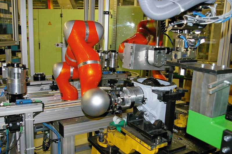 Der weltweit erste Serieneinsatz der Leichtbauroboter war 2009 bei Mercedes. (Bild: Kroh)