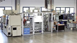 Vollautomatische Fertigungsanlage mit zwei Spritzgießanlagen zur Herstellung von Niveausensoren und einem variablen Baukasten-Modulsystem zur einfachen und preiswerten Varianten-generierung. Bild: L + M (Archiv: Vogel Business Media)