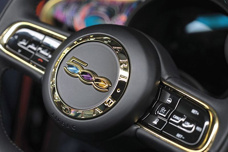 Lenkrad aus einer nur für die Premieren-Präsentation in Mailand zusammengestellten „Bulgari“-Variante. (Bild: FCA)