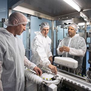 Die Linie „Ted“ aus Reinigungsmaschine, Sterilisationstunnel und einer Füll- und Verschließplattform unterstützt Aspen Pharmacare bei der Abfüllung in große Vials und Karpulen.(Bild:  Syntegon)