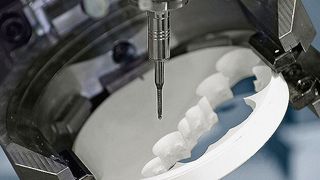 In der Dentaltechnik gewährleistet die Polygonspanntechnik beim Fräsen von Zirkon eine sehr hohe Genauigkeit. (Bild: Schunk)