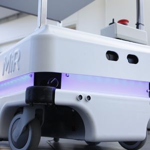 Der mobille Roboter hat eine Ladefläche von 600 mm x 800 mm und eine maximale Tragkraft von 100 kg.