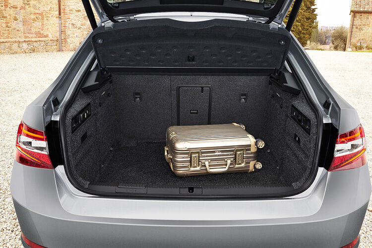 Ein Gepäckstück ist für den Superb-Kofferraum nicht der Rede wert. (Foto: Skoda)