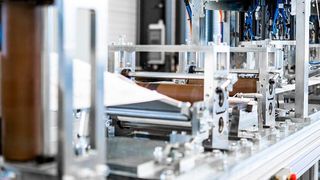 „Vom Vlies in die Verpackung“ - die Produktionslinie ermöglicht, 120 hochwertige FFP2-Masken pro Minute vollautomatisch zu fertigen und zu verpacken. (Schneider Technologies)