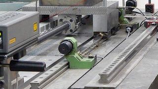 Zur Erfassung der tatsächlichen Schlittenposition kommt ein Laserinterferometer zur Anwendung. Zusammen mit dem Drehgeber des Antriebsmotors liefert er die Ist-Werte für einen Soll-Ist-Wertvergleich. Bild: IFW (Archiv: Vogel Business Media)