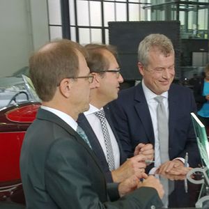 Bild 5: Unterzeichnen den Innovationsvertrag  zum Aufbau von Radarsensorik auf dem Digitalen Testfeld Autobahn (von links): Dr. Reinhard Ploss. Alexander Dobrindt und Dr. Jochen Eickholt. (Bild:  Thomas Kuther)