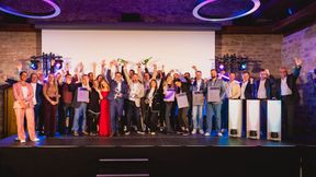Die drei strahlenden Gesamtsieger des Automotive Business Awards 2026 mit ihren Teams und Vertretern der Jury und der Sponsorpartner. (Bild: Stefan Bausewein)