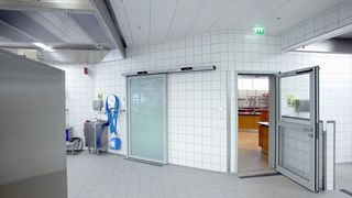 Die neue, feuerhemmende Brandschutz-Schiebetür aus Aluminium von Hörmann. Bild: Hörmann (Archiv: Vogel Business Media)