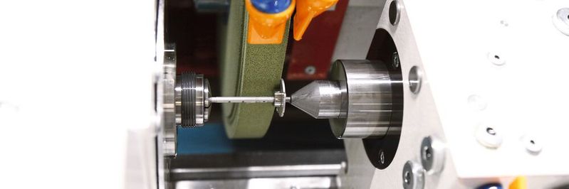 Blick in die Studer S21, die in der flexiblen Fertigungszelle (Flex Cell) ihren Dienst tut. Hier wird eine Prototypen-Komponente (Pumpen-Rotor aus Aluminium) präzisionsgeschliffen. Apropos Flexibilität: Auch Excenterschleifprozesse sind problemlos fertigbar. Blick in die Studer S21, die in der flexiblen Fertigungszelle (Flex Cell) ihren Dienst tut. Hier wird eine Prototypen-Komponente (Pumpen-Rotor aus Aluminium) präzisionsgeschliffen. Apropos Flexibilität: Auch Excenterschleifprozesse sind problemlos fertigbar.