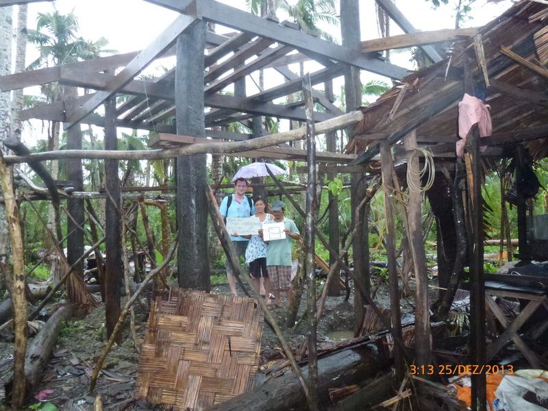 Besuch der Familien in Bagte, einem Ortsteil der philippinischen Stadtgemeinde Quinapondan in der Provinz Eastern Samar. Trotz Chaos und Zerstörung ... (Bild: Endter)