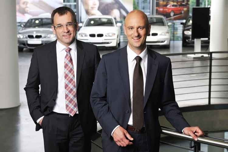 Michael Sommer, Chef der Münchner Automag GmbH (re.) und der kaufmännische Geschäftsführer Götz Kerker freuen sich über den gemeinsamen Erfolg. (Foto: BMW Automag)