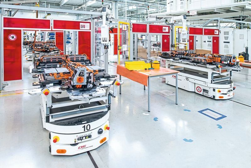Die Batteriemontage mittels Fahrerlosem Transportsystem von DS Automation lässt sich nahtlos in den Produktionsprozess und die Intralogistik integrieren. (Foto Fleischmann)