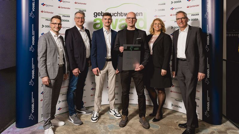 Platz 3 in der Kategorie Freier Handel geht an das Autohaus Triebwerk in Duisburg (hier mit der Jury). (Bild: Stefan Bausewein)
