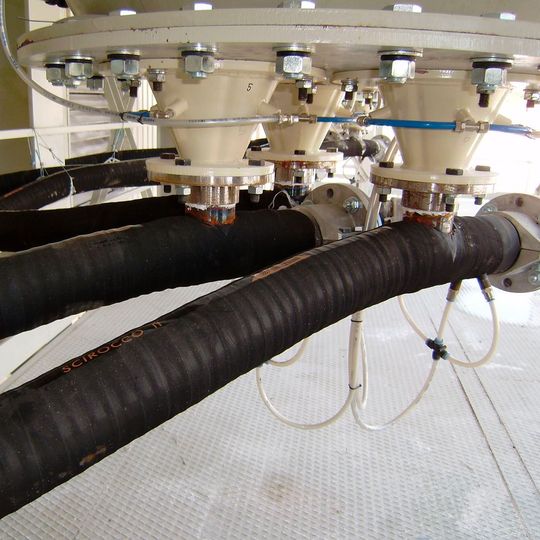 Der Scirocco II  kann zwischen vorhandenen Rohren und Aufhängungen einfach von Hand hindurch gezogen werden.(Bild:  Trelleborg)