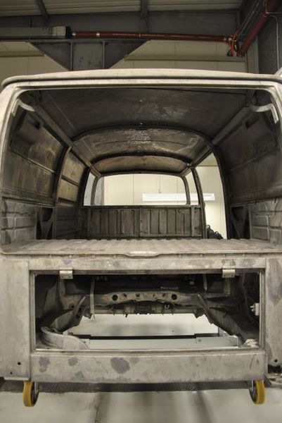 Im Säurebad entlackt und entrostet zeigt sich die Rohkarosserie fast wie am Tage ihrer Entstehung. (Foto: Dominsky)