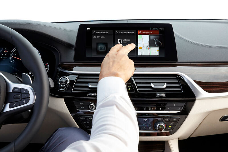 Im neuen 5er lassen sich Multimedia und Navigationssystem per Touchscreen und Gestensteuerung bedienen. (BMW/Daniel Kraus)