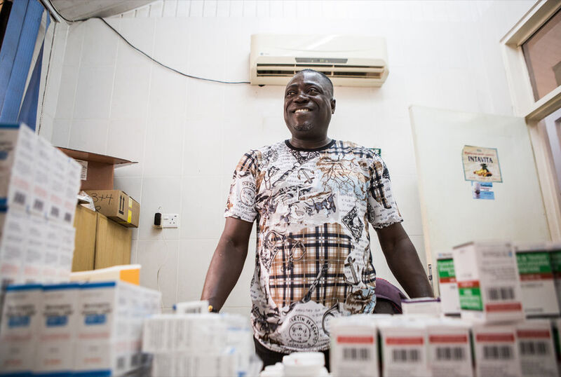 Das Tema General Hospital in Ghana erhält Mittel aus dem von (RED) unterstützten Global Fund. (Foto mit freundlicher Genehmigung von Adam Sjoberg) (Apple)
