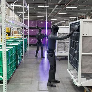 Figure 03 in action: Thanks to tactile sensors and cameras in its hands, the robot sequences delivered components for assembly.(Image: BMW)
